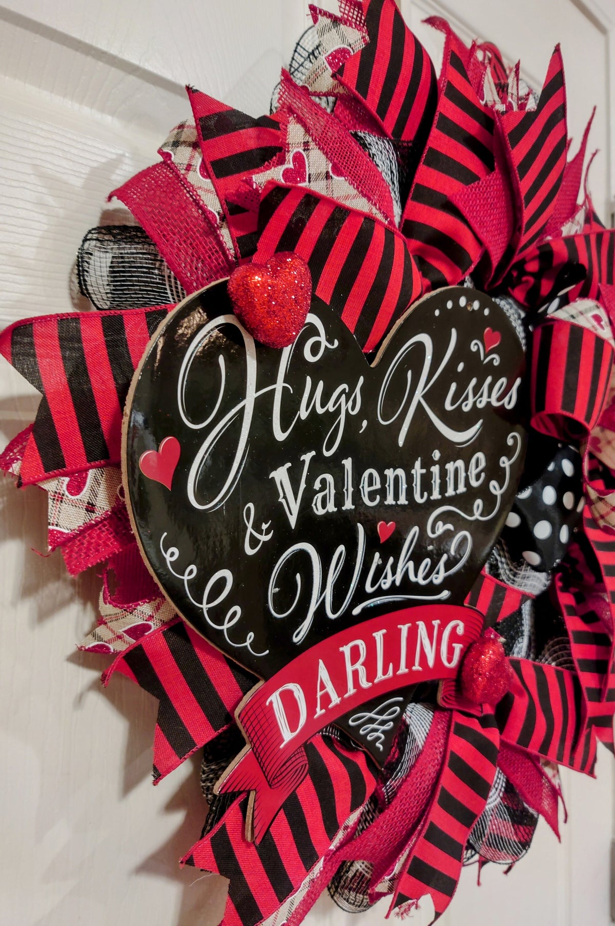 Pink and Black Valentine Wreath, Hugs and Kisses Wreath, Valentine Front Door Decor, Heart Wreath, Valentine Gift, Romantic Door Decor
