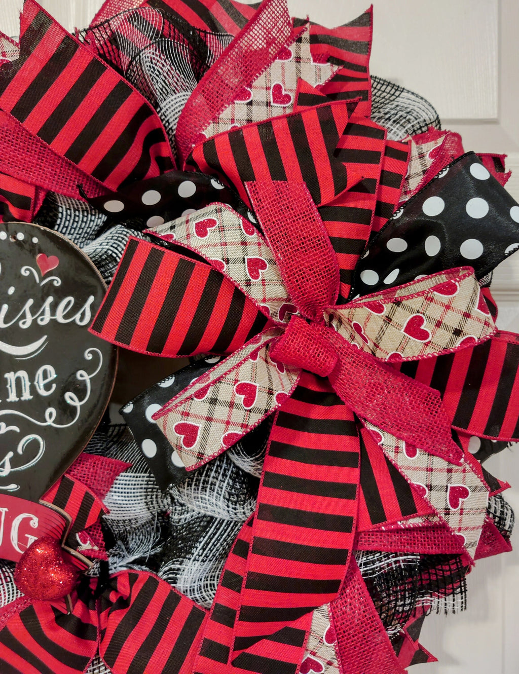 Pink and Black Valentine Wreath, Hugs and Kisses Wreath, Valentine Front Door Decor, Heart Wreath, Valentine Gift, Romantic Door Decor